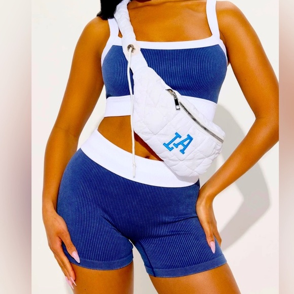 LA Puffer Fanny Bag BNWT with beautiful blue & white embroidery on it! - Picture 3 of 6